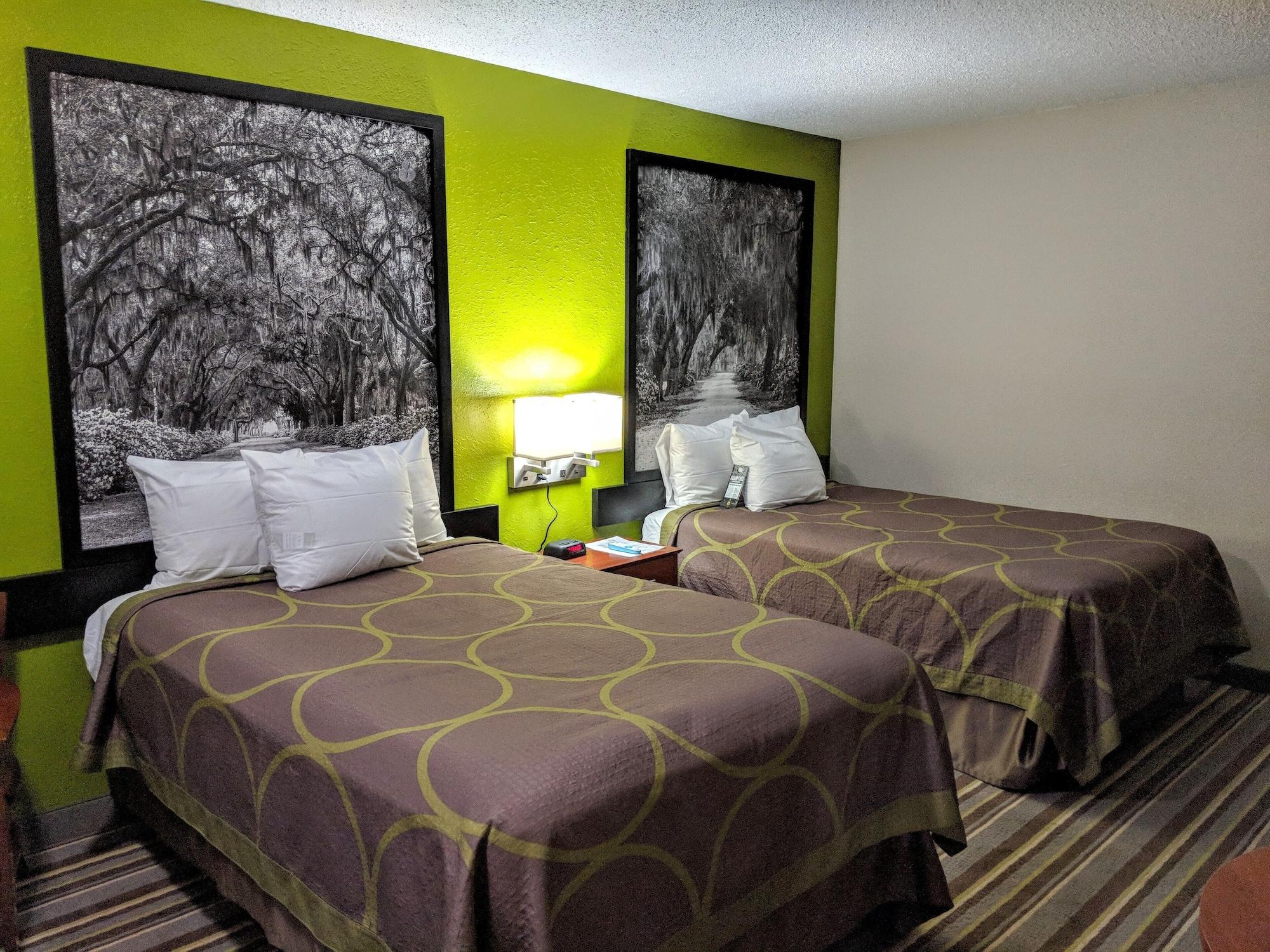 Super 8 By Wyndham Hotel *