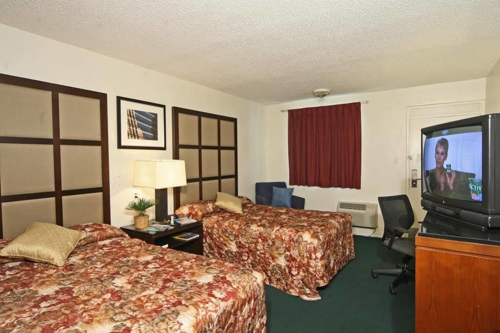 Super 8 By Wyndham Lake City